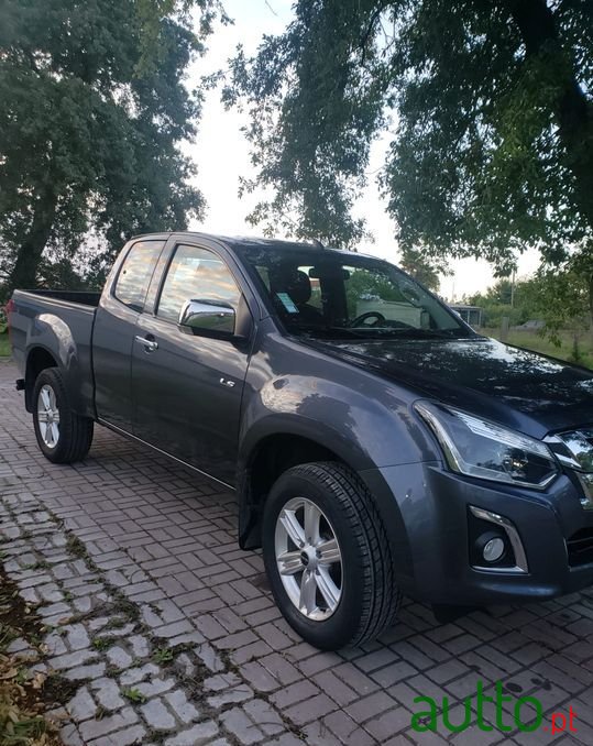 2017' Isuzu D-Max photo #2