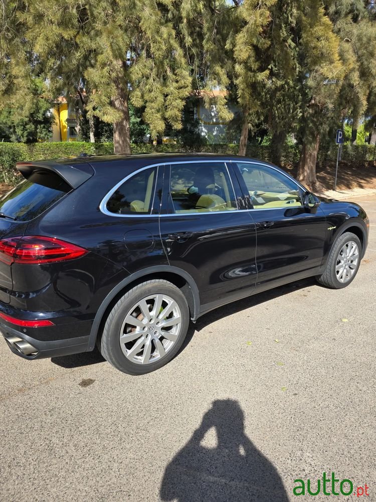 2016' Porsche Cayenne S E-Hybrid photo #5