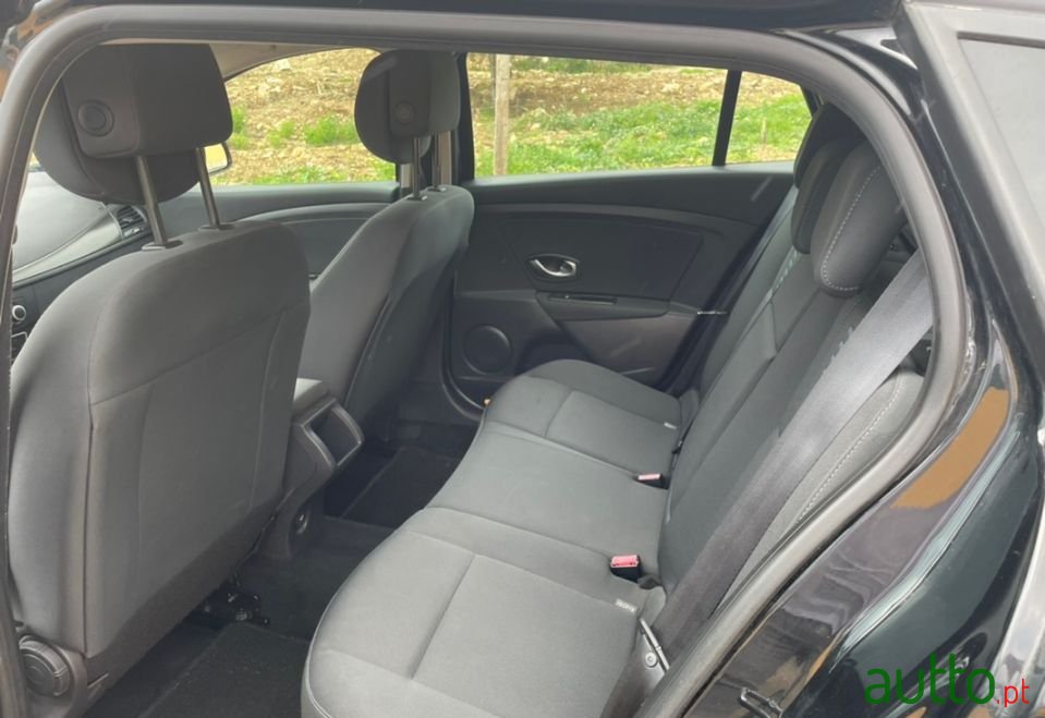 2011' Renault Megane Sport Tourer photo #3