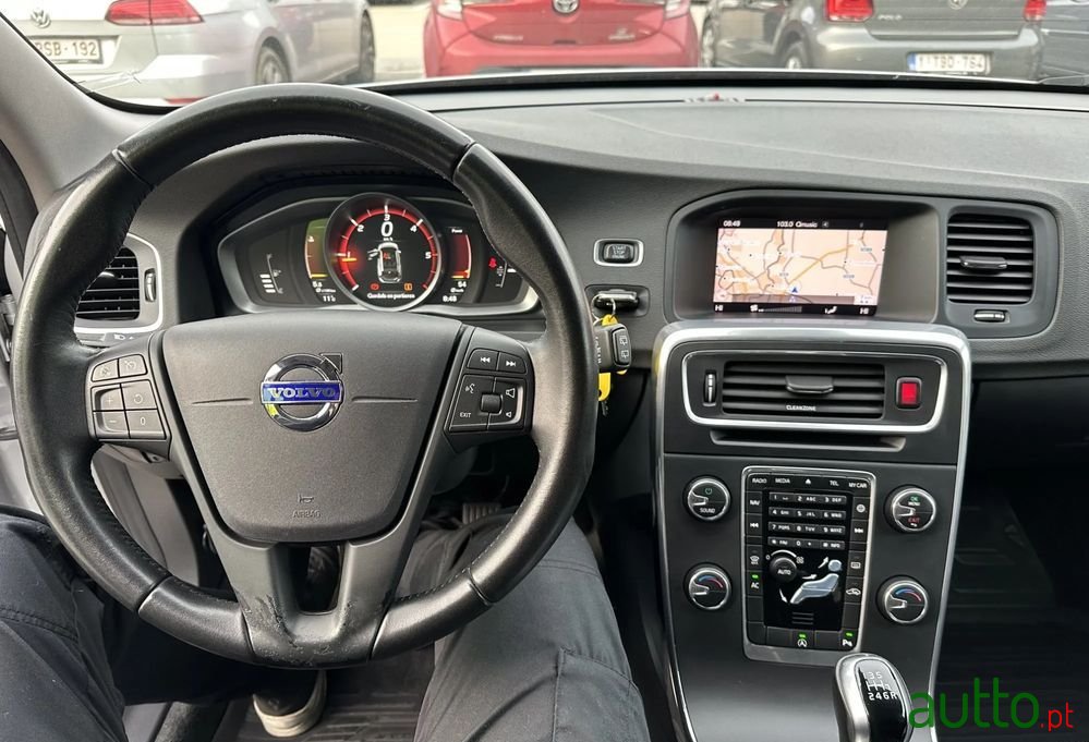 2018' Volvo V60 2.0 D2 Kinetic photo #3