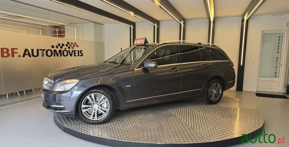 2010' Mercedes-Benz Classe C photo #1