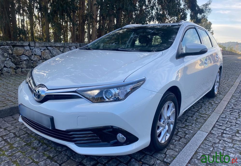 2018' Toyota Auris Touring Sports photo #1