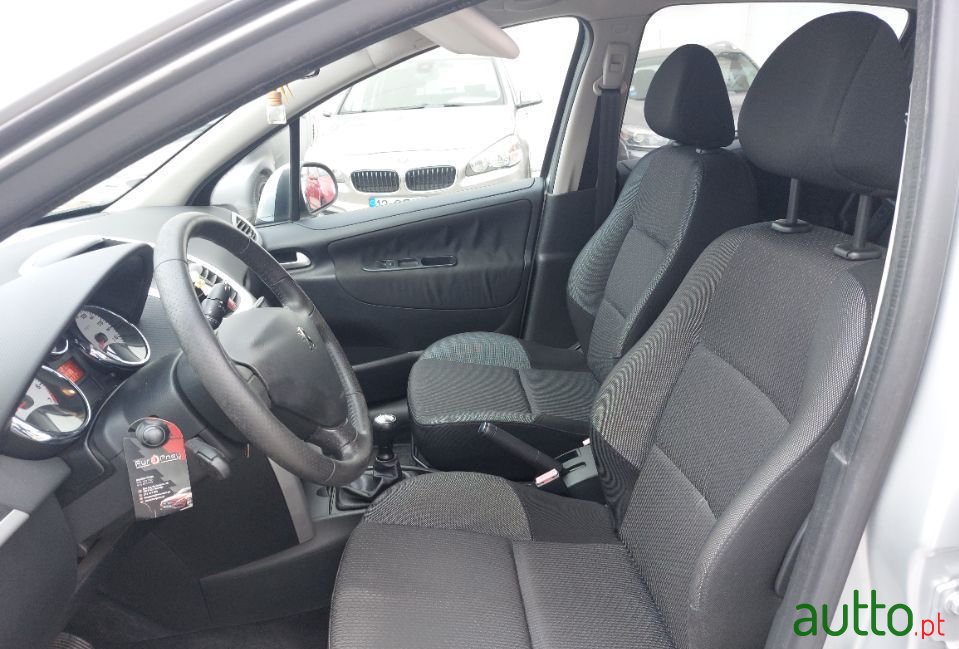 2011' Peugeot 207 Sport photo #5