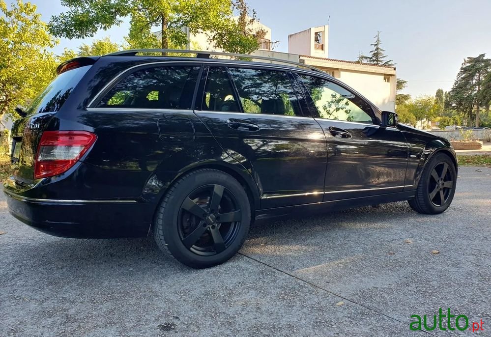 2010' Mercedes-Benz Classe C photo #3