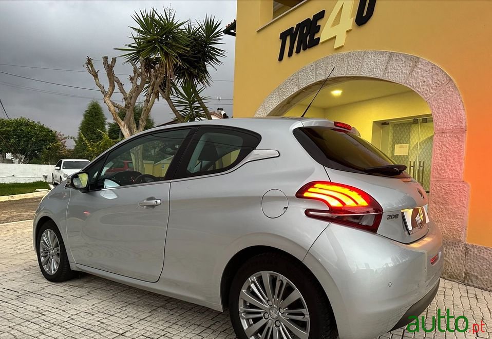 2015' Peugeot 208 photo #2