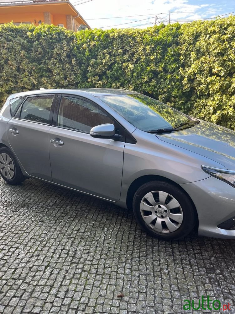2015' Toyota Auris photo #2