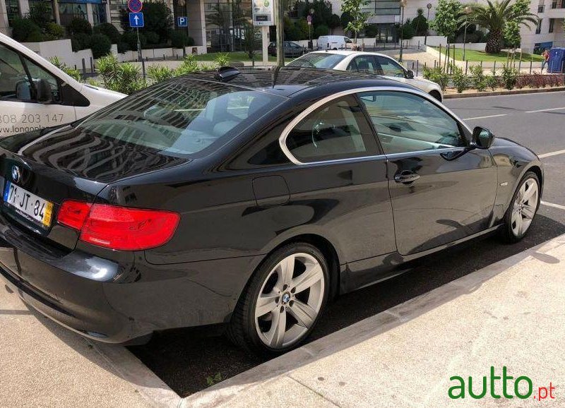 2010' BMW 320 Coupé photo #4