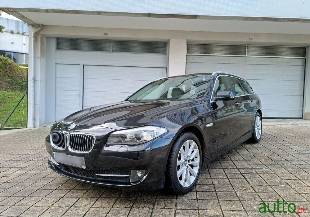 2011' BMW 520 photo #1