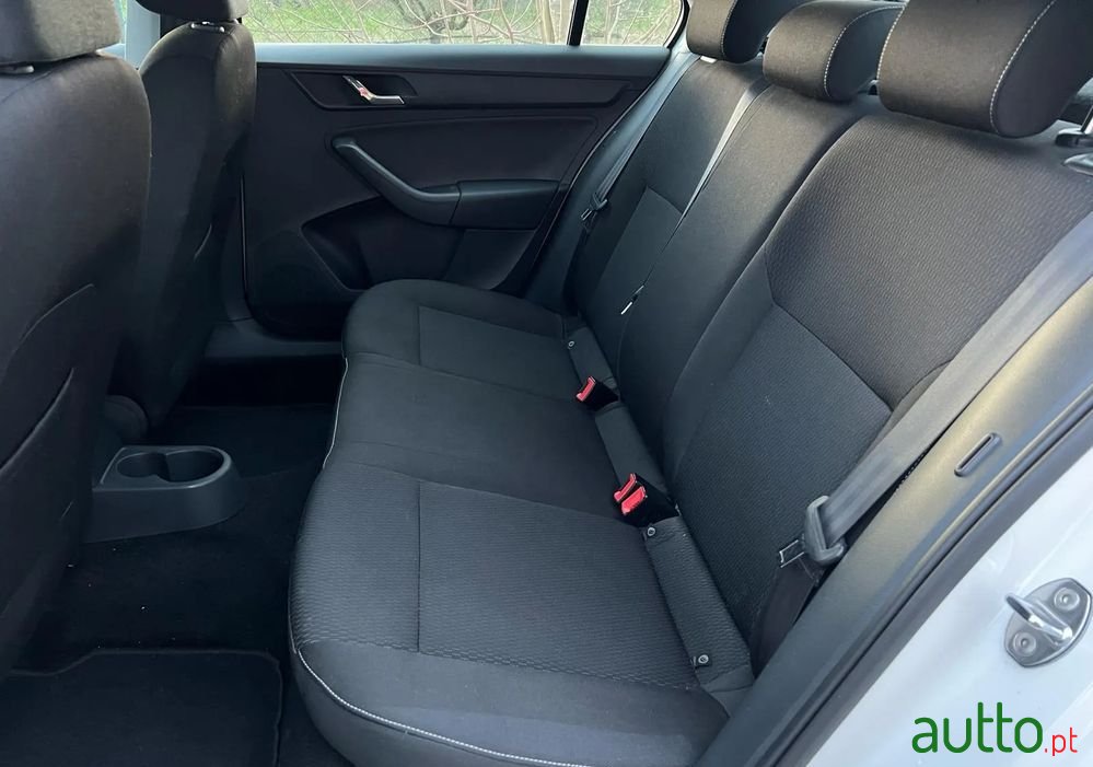 2013' Skoda Rapid 1.6 Tdi Active photo #6