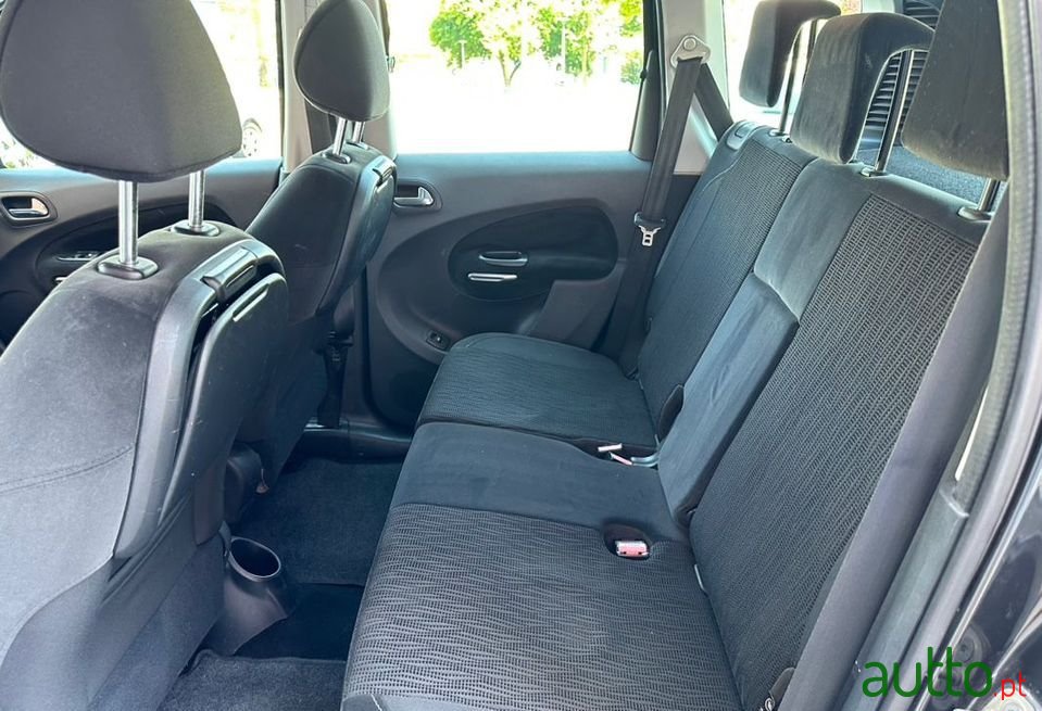 2010' Citroen C3 Picasso photo #6