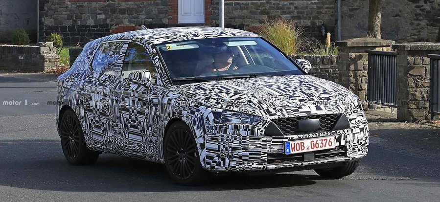 New SEAT Leon Spied With Production Body And Lights