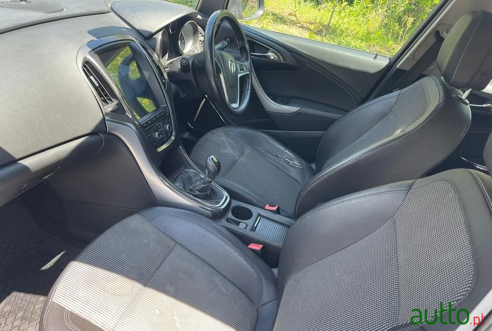 2011' Opel Astra 1.6 Cosmo photo #2