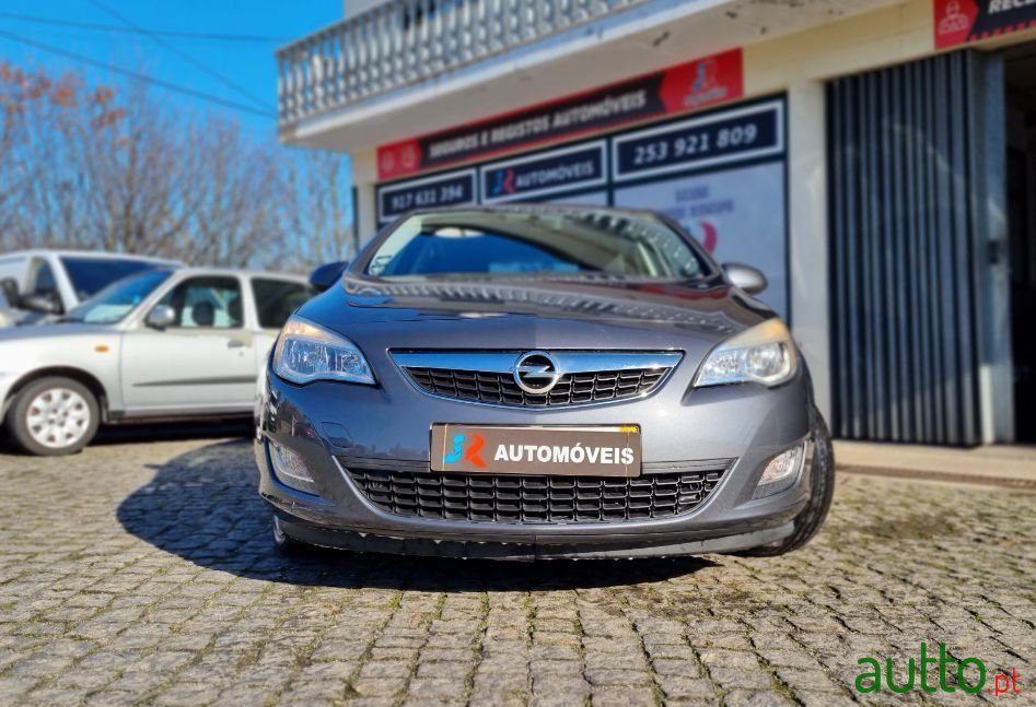 2012' Opel Astra photo #2