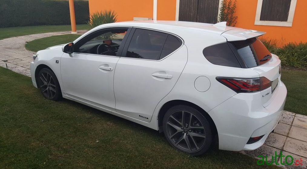 2015' Lexus CT photo #2