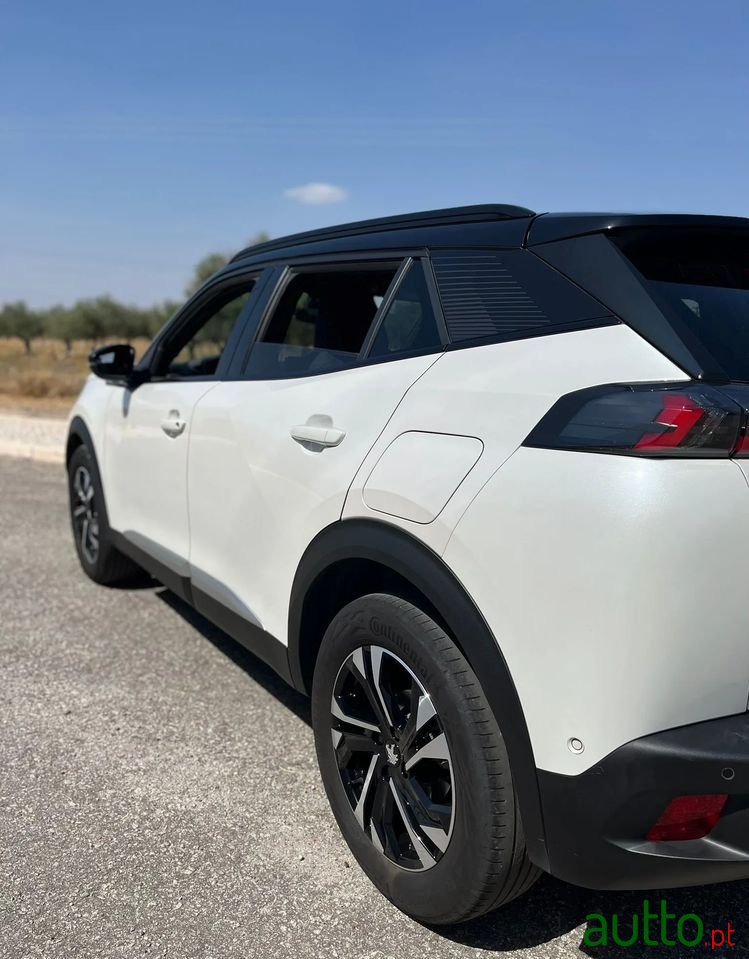 2023' Peugeot 2008 photo #2