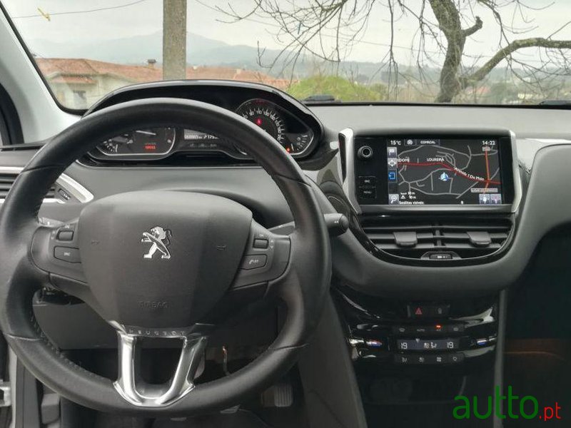 2014' Peugeot 208 Allure photo #4