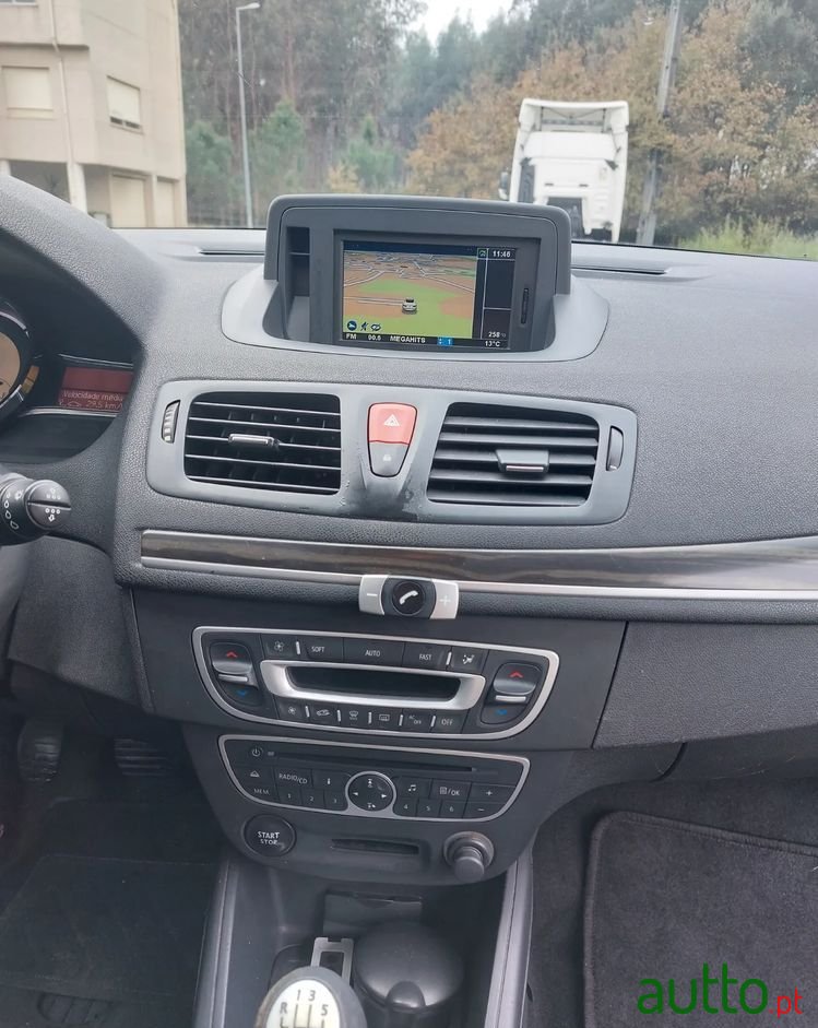 2011' Renault Mégane Sport Tourer photo #3