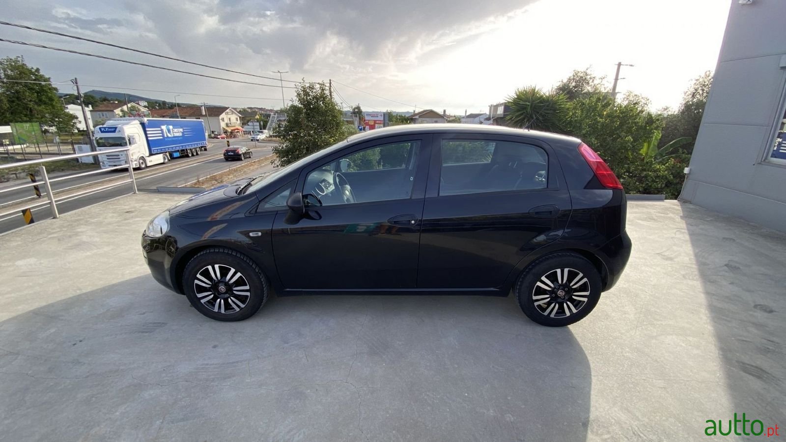 2015' Fiat Punto photo #4