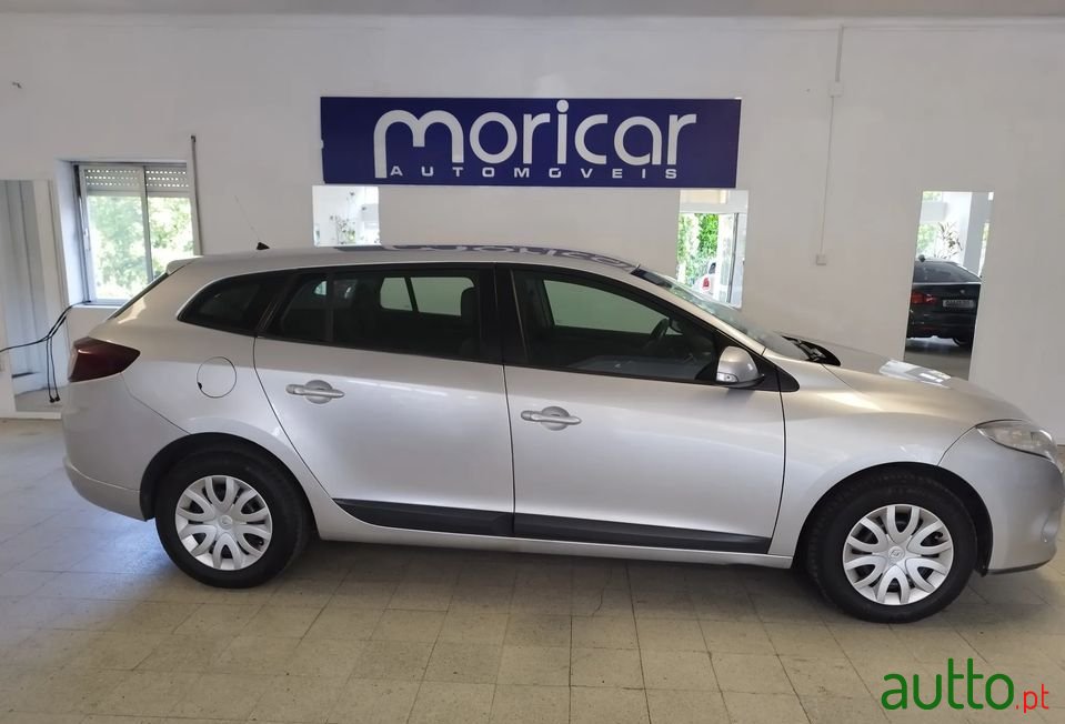 2010' Renault Megane Sport Tourer photo #2