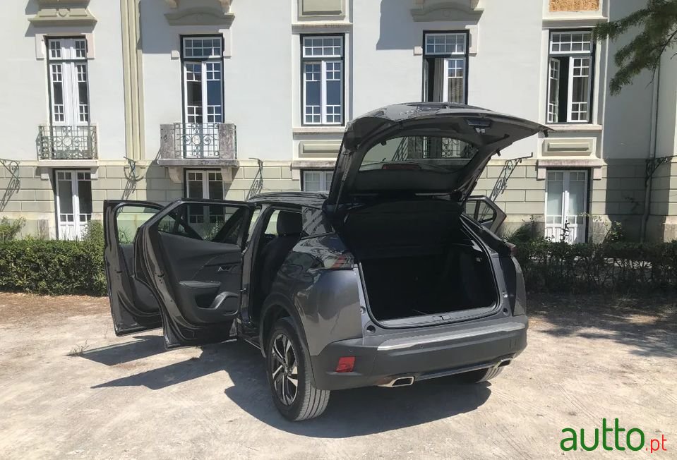 2020' Peugeot 2008 photo #4