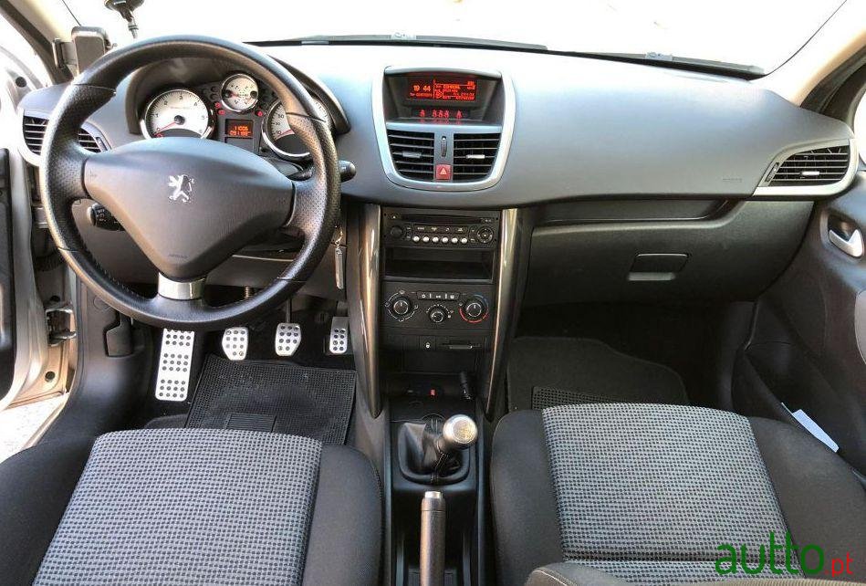 2010' Peugeot 207 photo #2