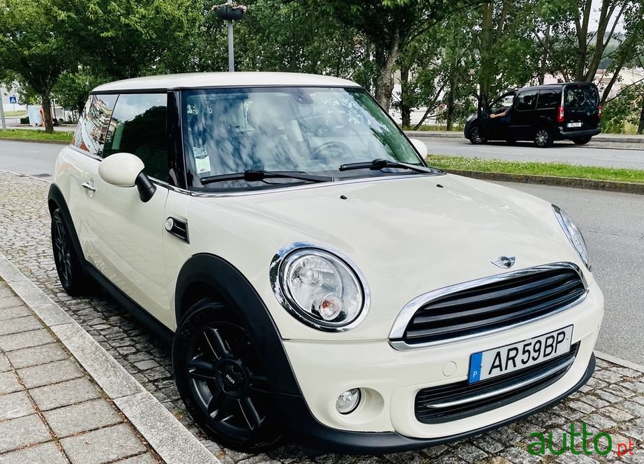 2011' MINI Cooper photo #5