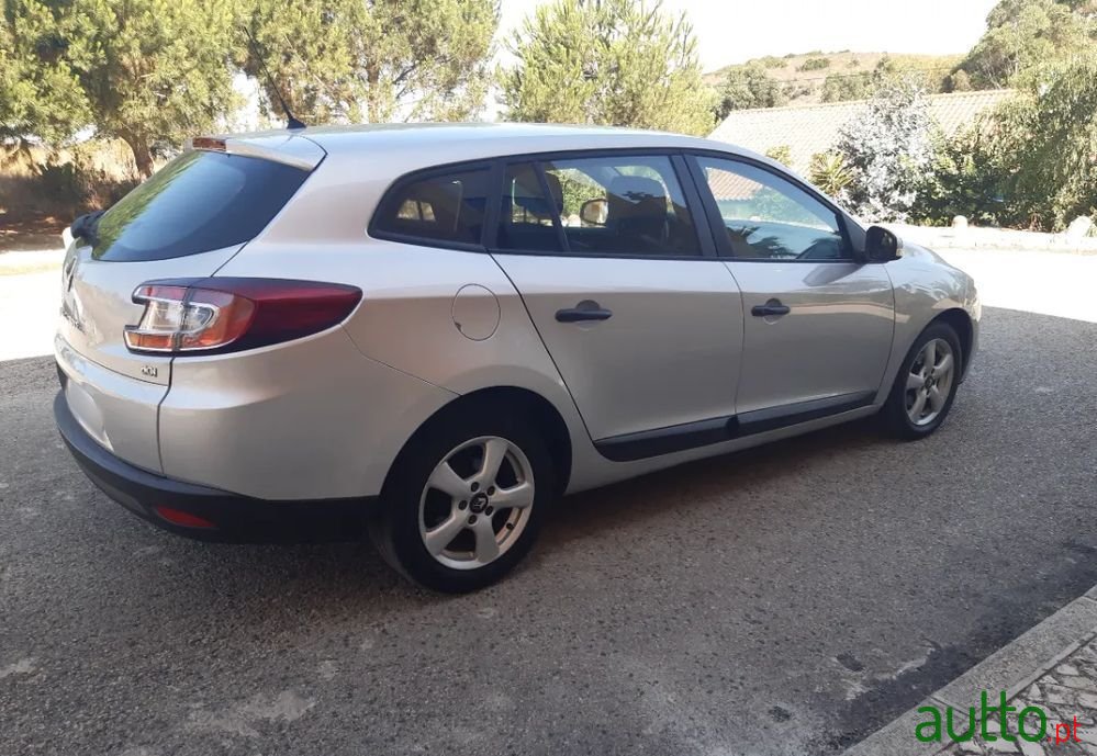 2011' Renault Megane Break photo #2