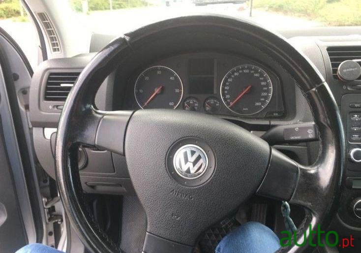 2005' Volkswagen Golf photo #2