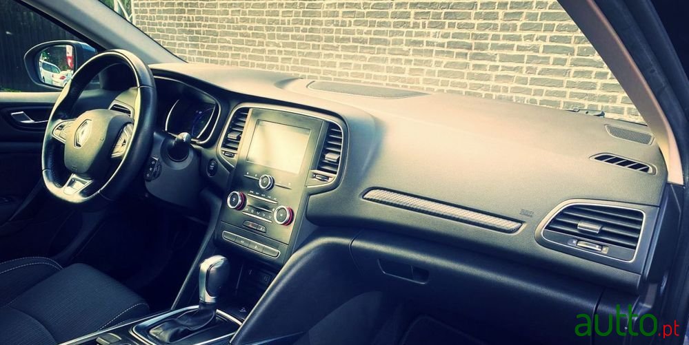 2017' Renault Megane Sport Tourer photo #3