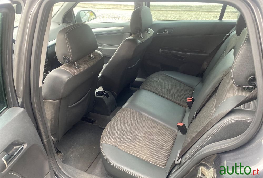 2010' Opel Astra photo #6