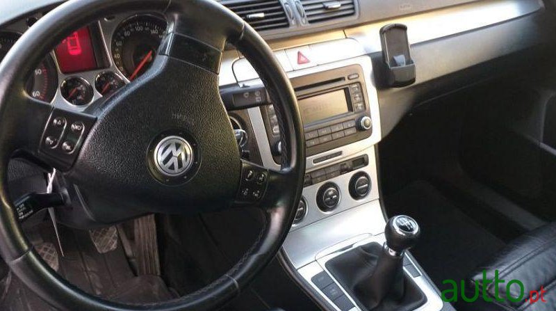 2006' Volkswagen Passat Variant photo #2