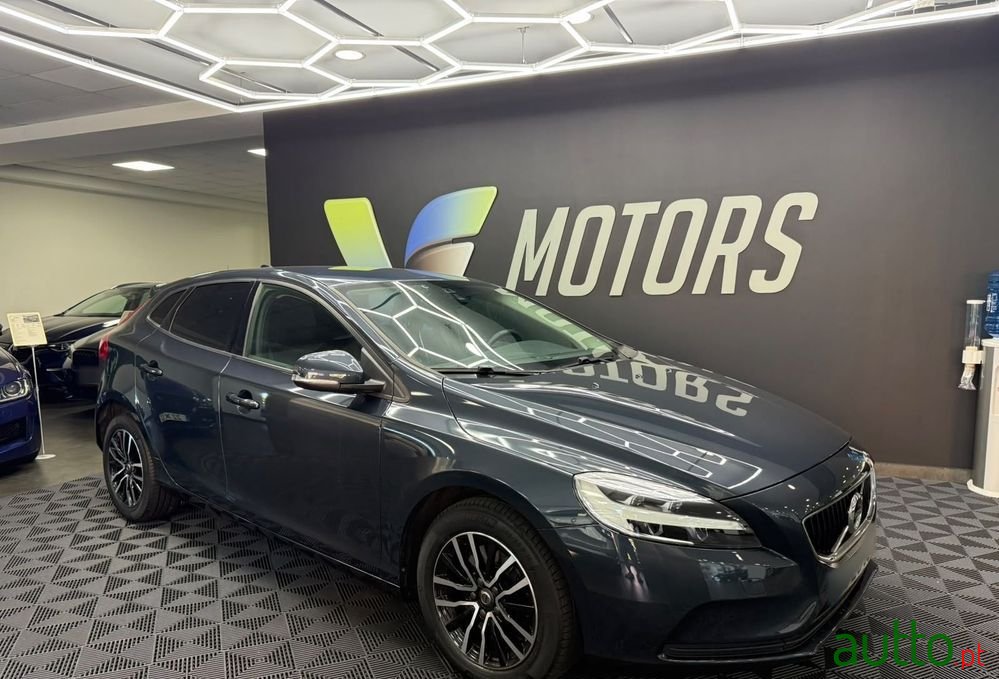 2019' Volvo V40 photo #1