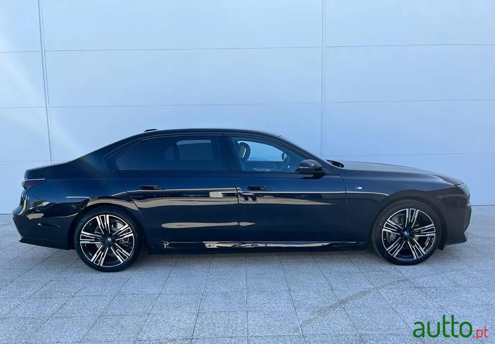 2023' BMW i7 Xdrive60 Pack M photo #3