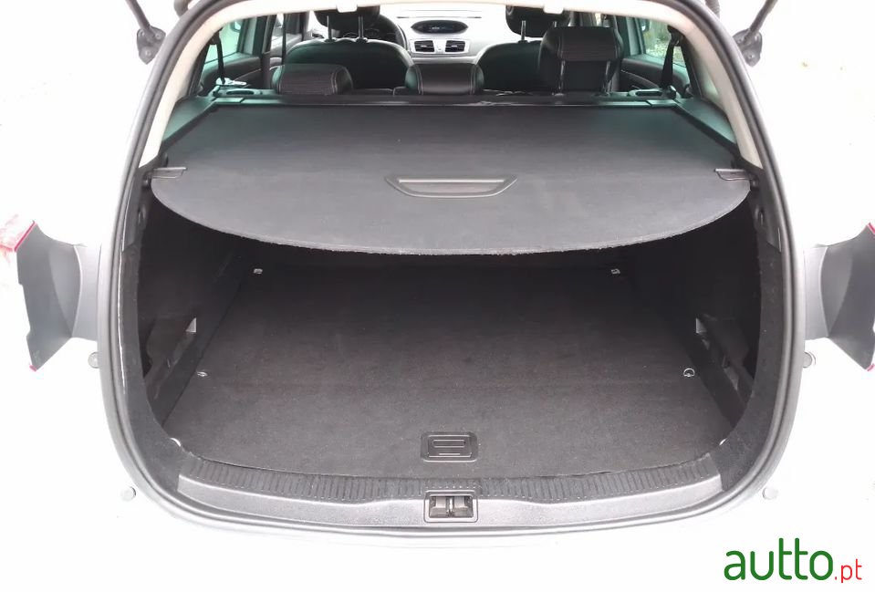 2011' Renault Megane Break photo #5