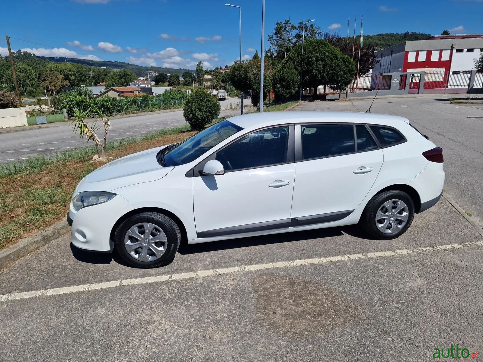 2011' Renault Megane Sport Tourer photo #3