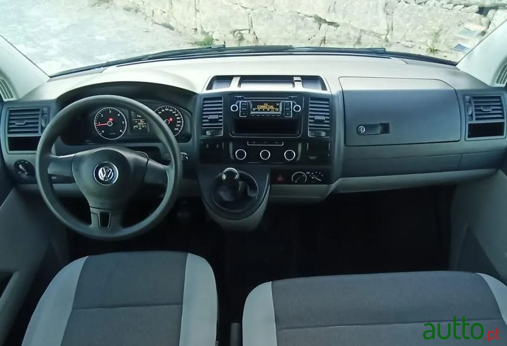 2014' Volkswagen Transporter photo #3