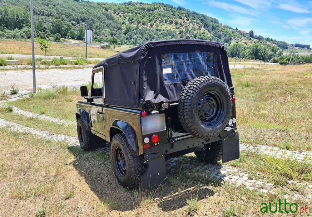 2004' Land Rover Defender 90 Sw 2.5 Td5 E photo #2