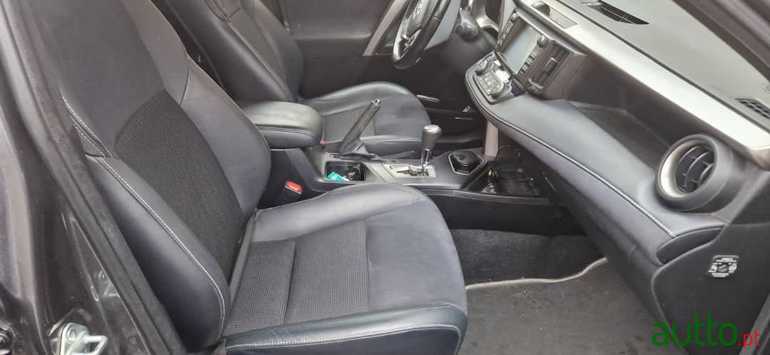 2017' Toyota RAV4 photo #2