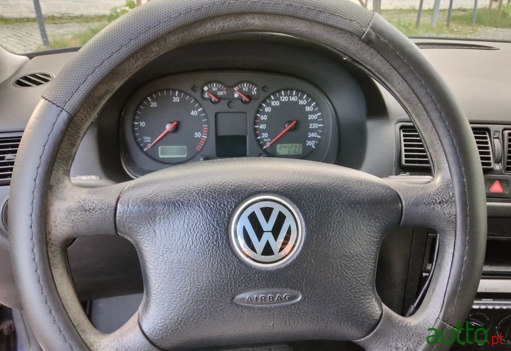 2002' Volkswagen Golf photo #4