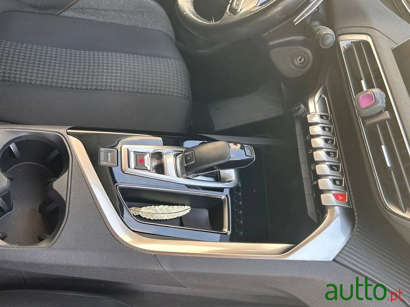 2018' Peugeot 3008 photo #5