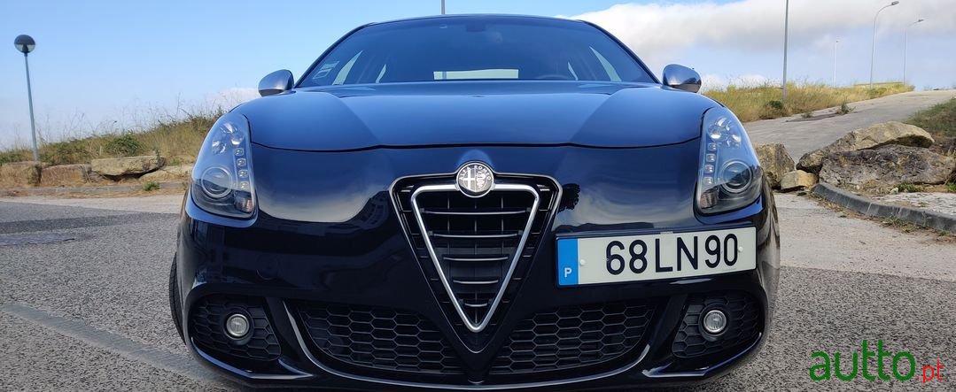 2011' Alfa Romeo Giulietta photo #3