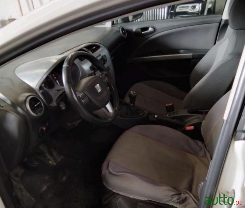 2010' SEAT Leon photo #2