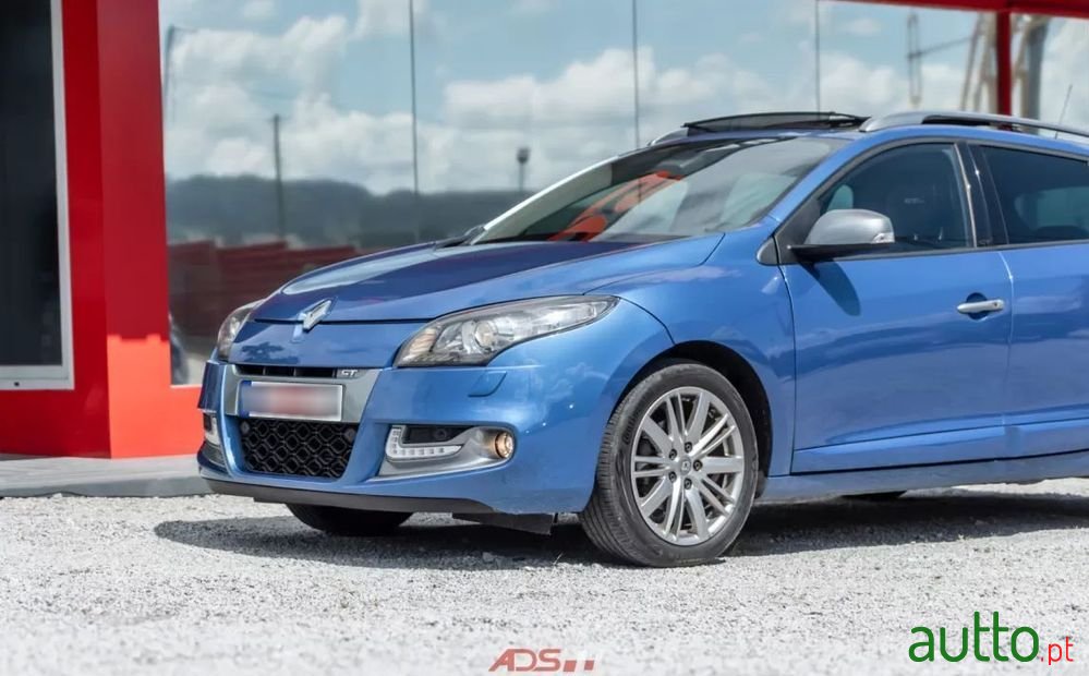 2012' Renault Megane photo #2