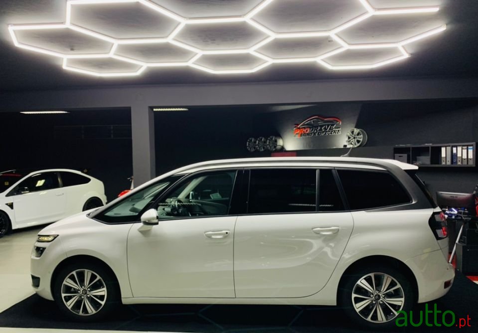 2015' Citroen C4 Grand Picasso photo #2