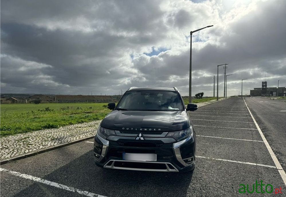 2021' Mitsubishi Outlander photo #3