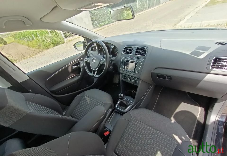 2014' Volkswagen Polo photo #6