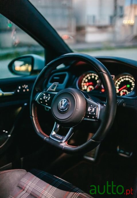 2014' Volkswagen Golf photo #2