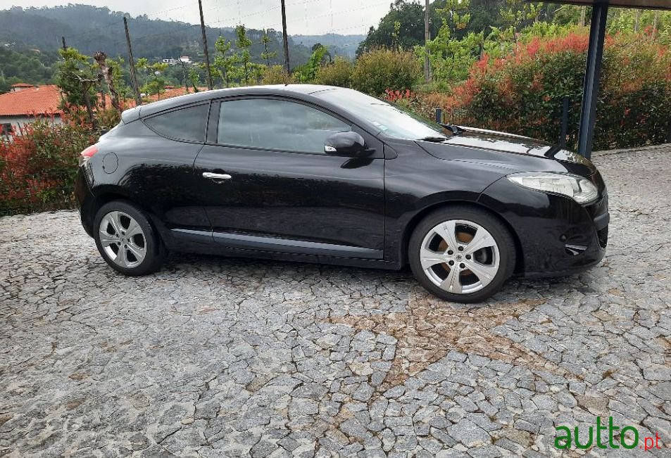 2009' Renault Megane Coupe photo #1