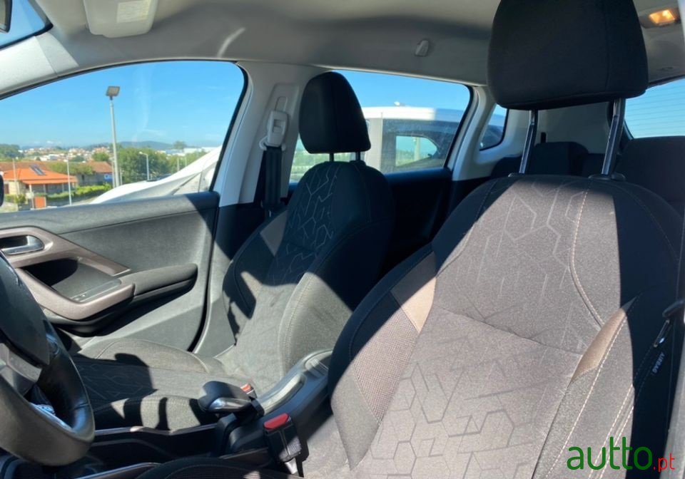 2015' Peugeot 2008 photo #6