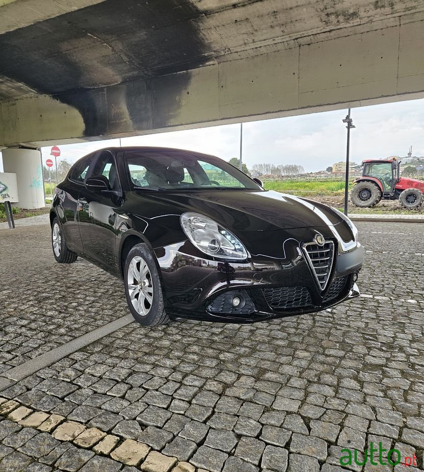 2011' Alfa Romeo Giulietta 1.6 Jtdm Corporate photo #2